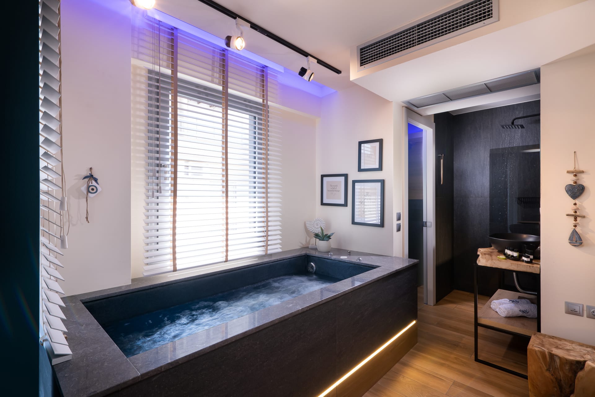 Deluxe Suite with Indoor Jacuzzi