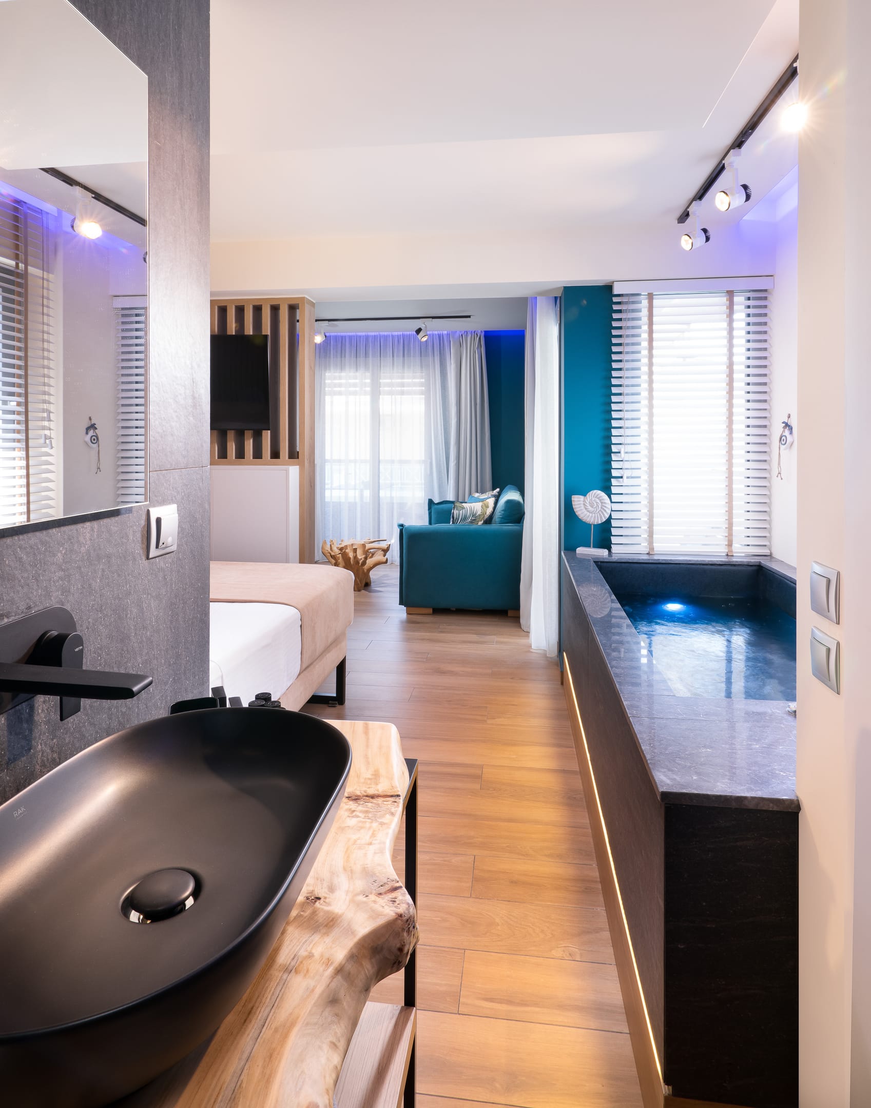 Deluxe Suite with Indoor Jacuzzi