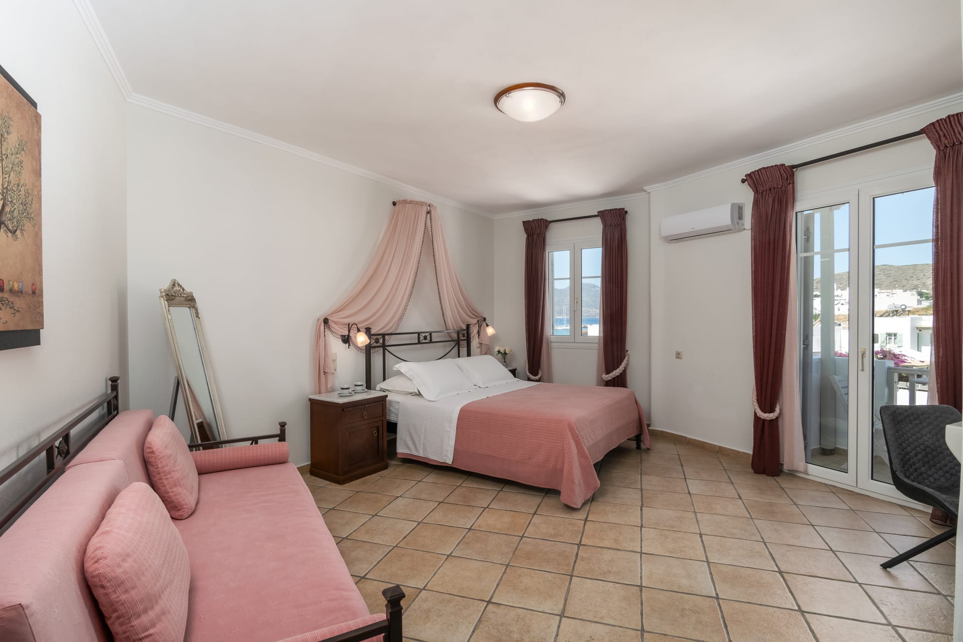 Junior suite with partial sea view