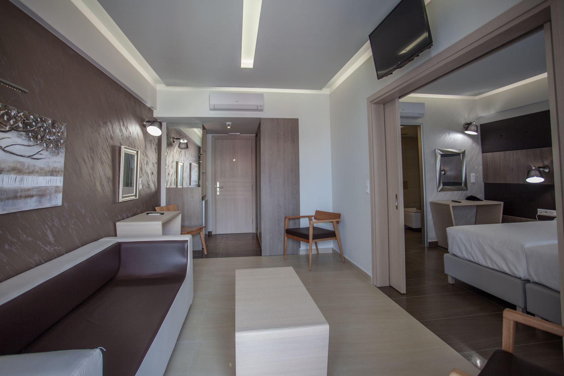Deluxe Suite with partial Sea View