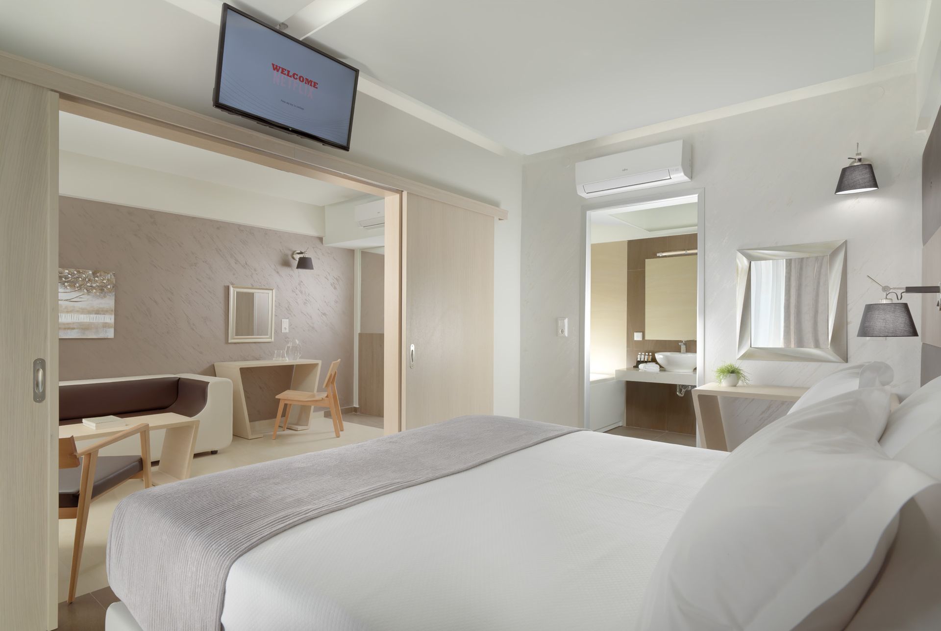 Deluxe Suite with partial Sea View