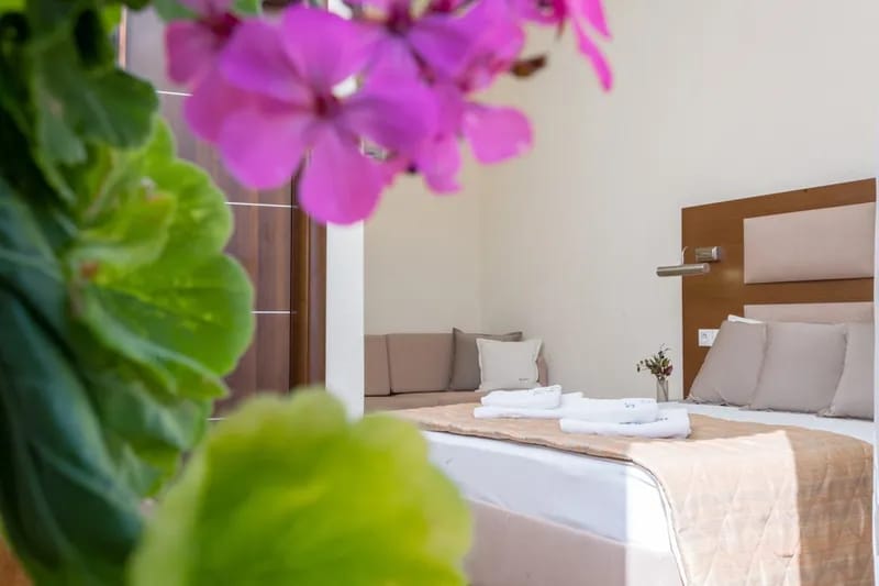 Double Room Ground Floor Pool View (13-15m²)