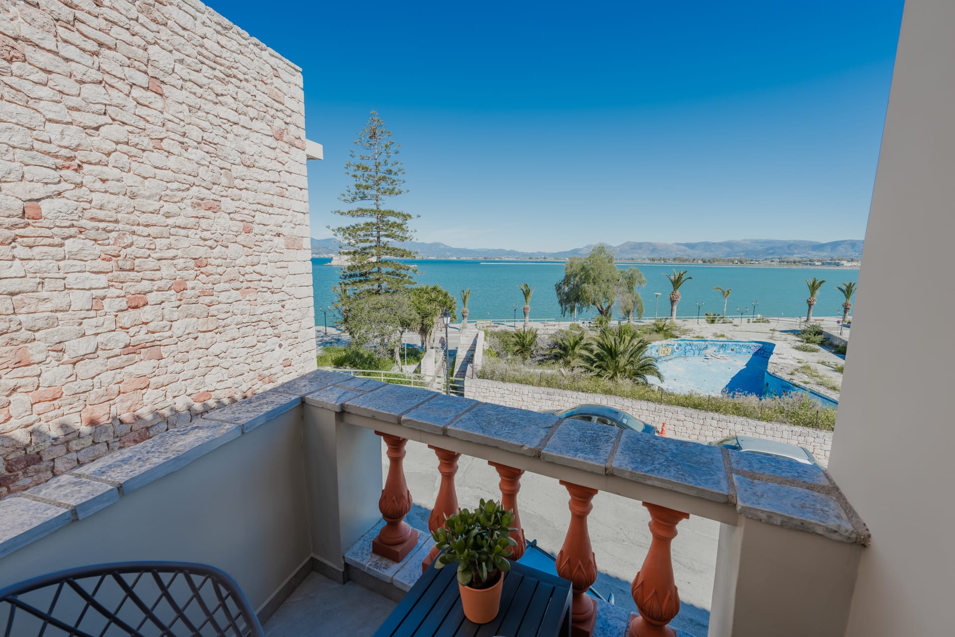 Deluxe Suite with Sea View (No. 5)