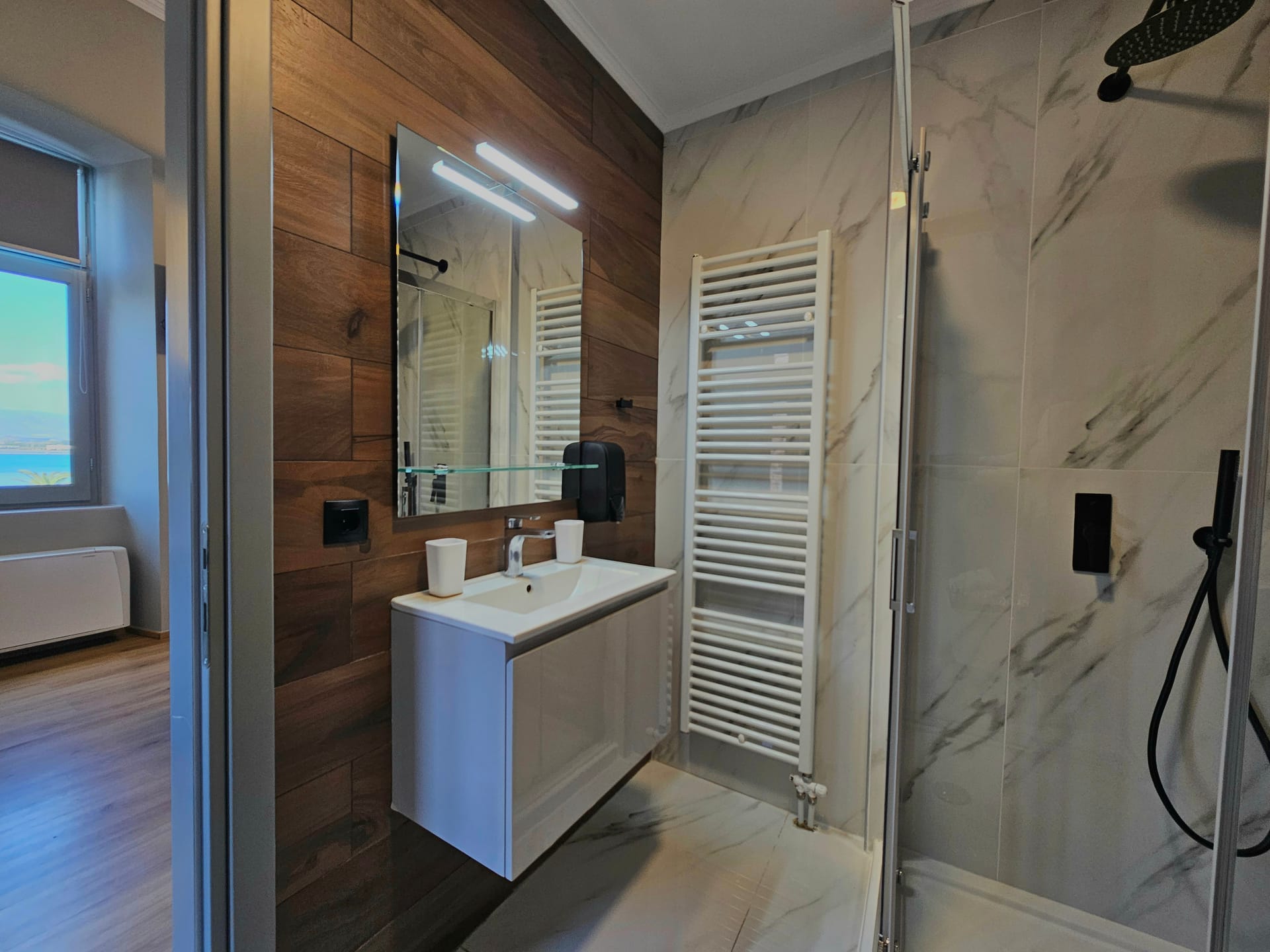 Deluxe Suite with Sea View (No. 5)