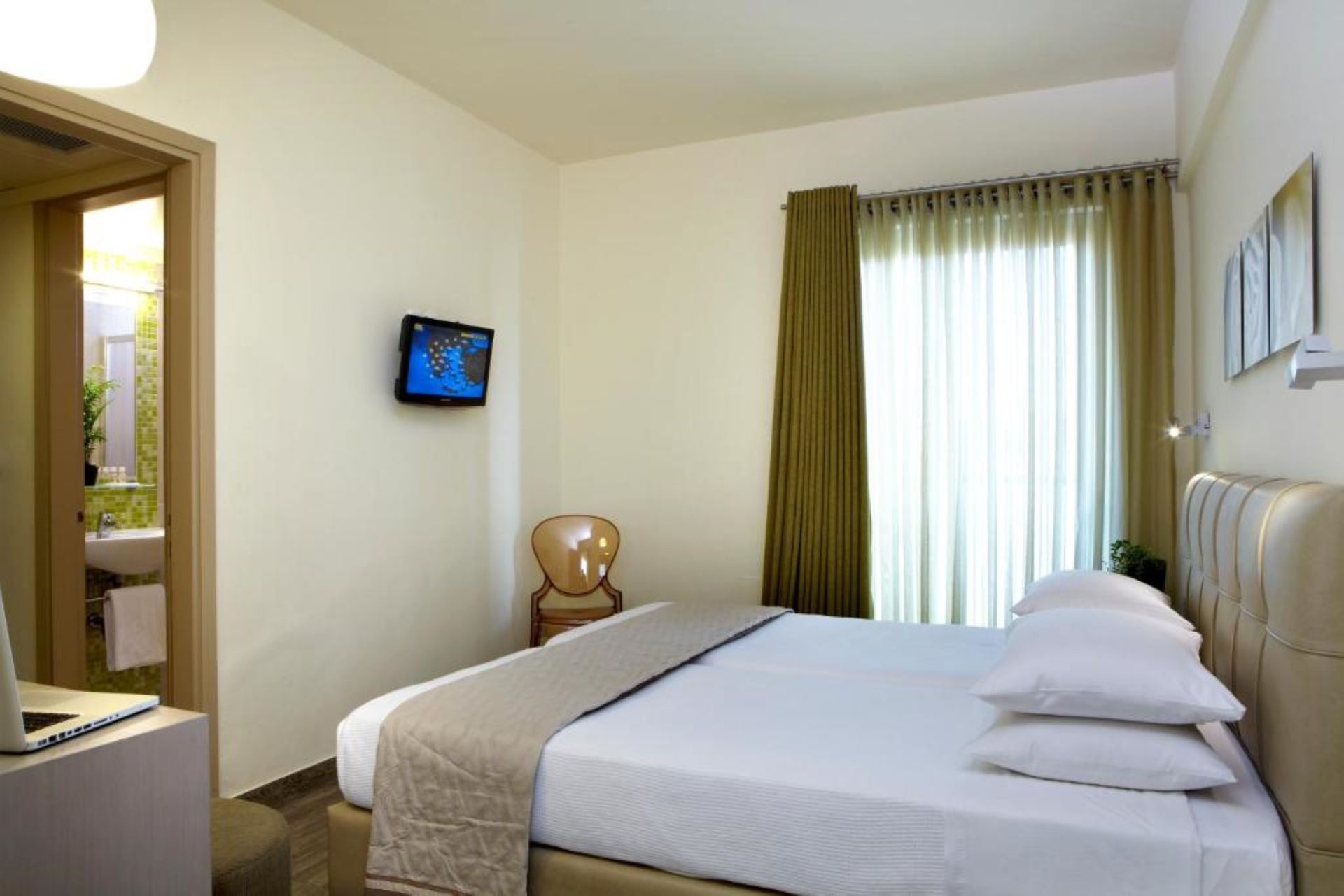 Two Bedroom Family Room 35m²