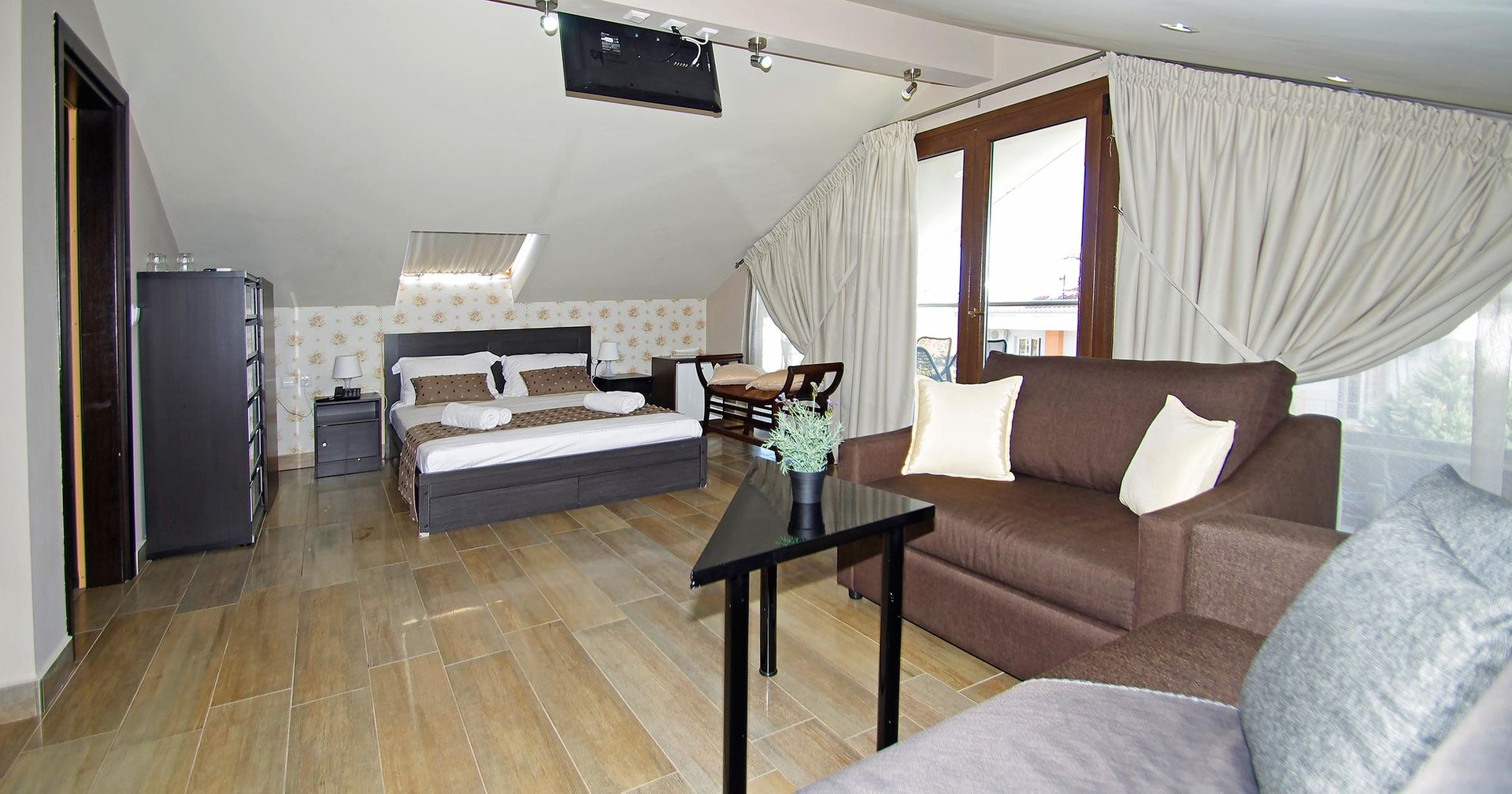 Deluxe Suite with Jacuzzi