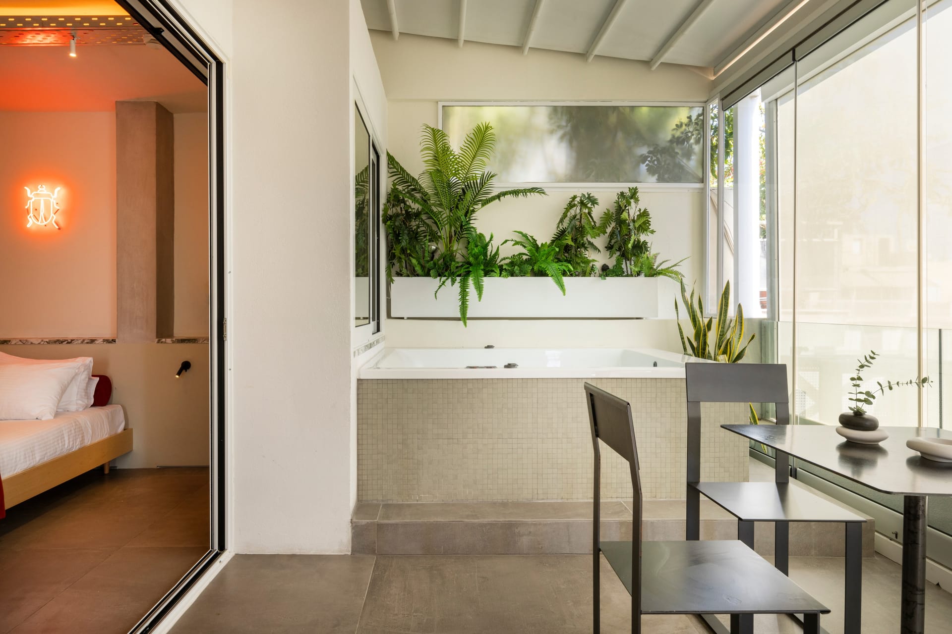 Pumbaa- Penthouse Suite with Hot tub