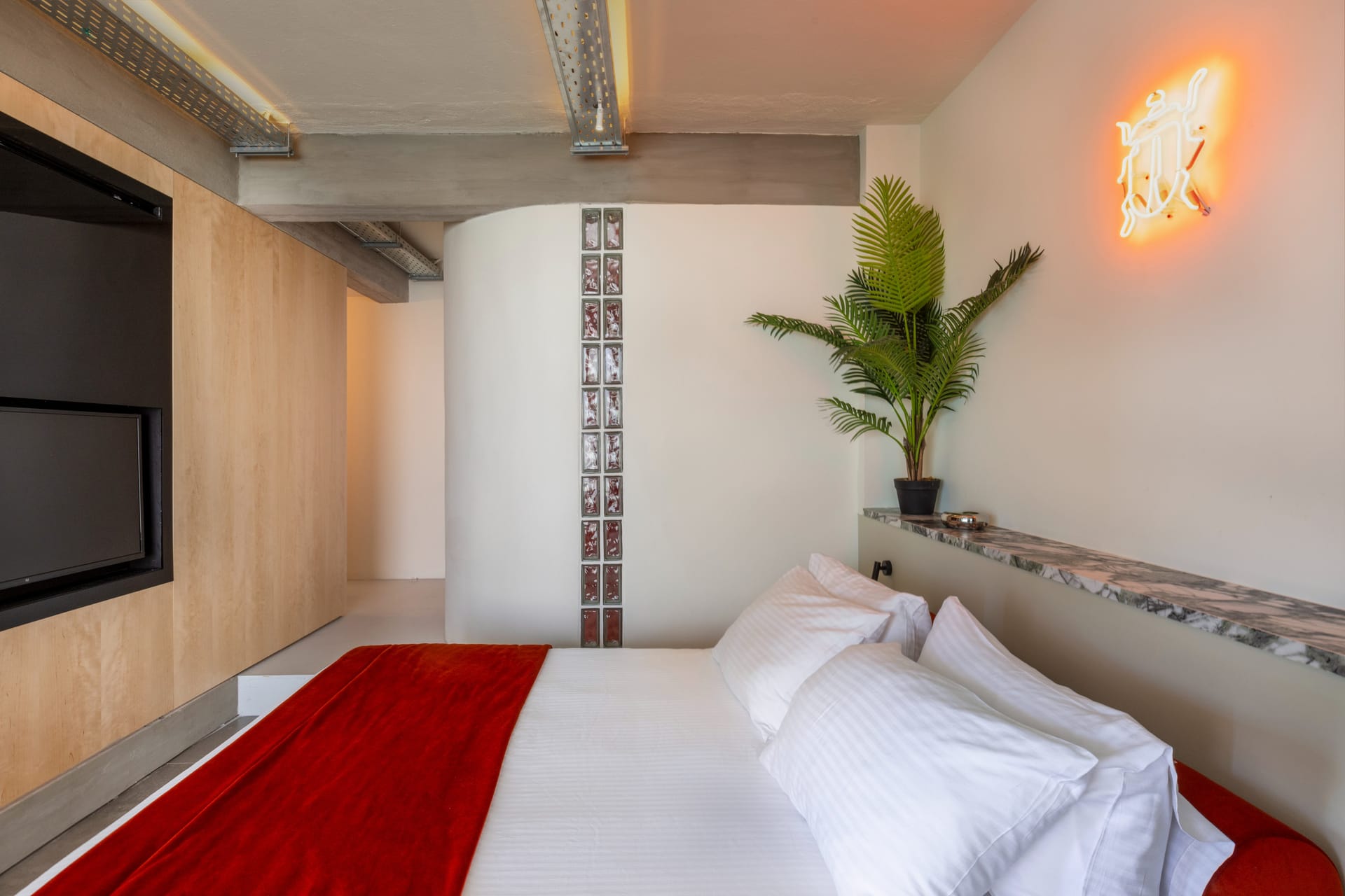 Pumbaa- Penthouse Suite with Hot tub