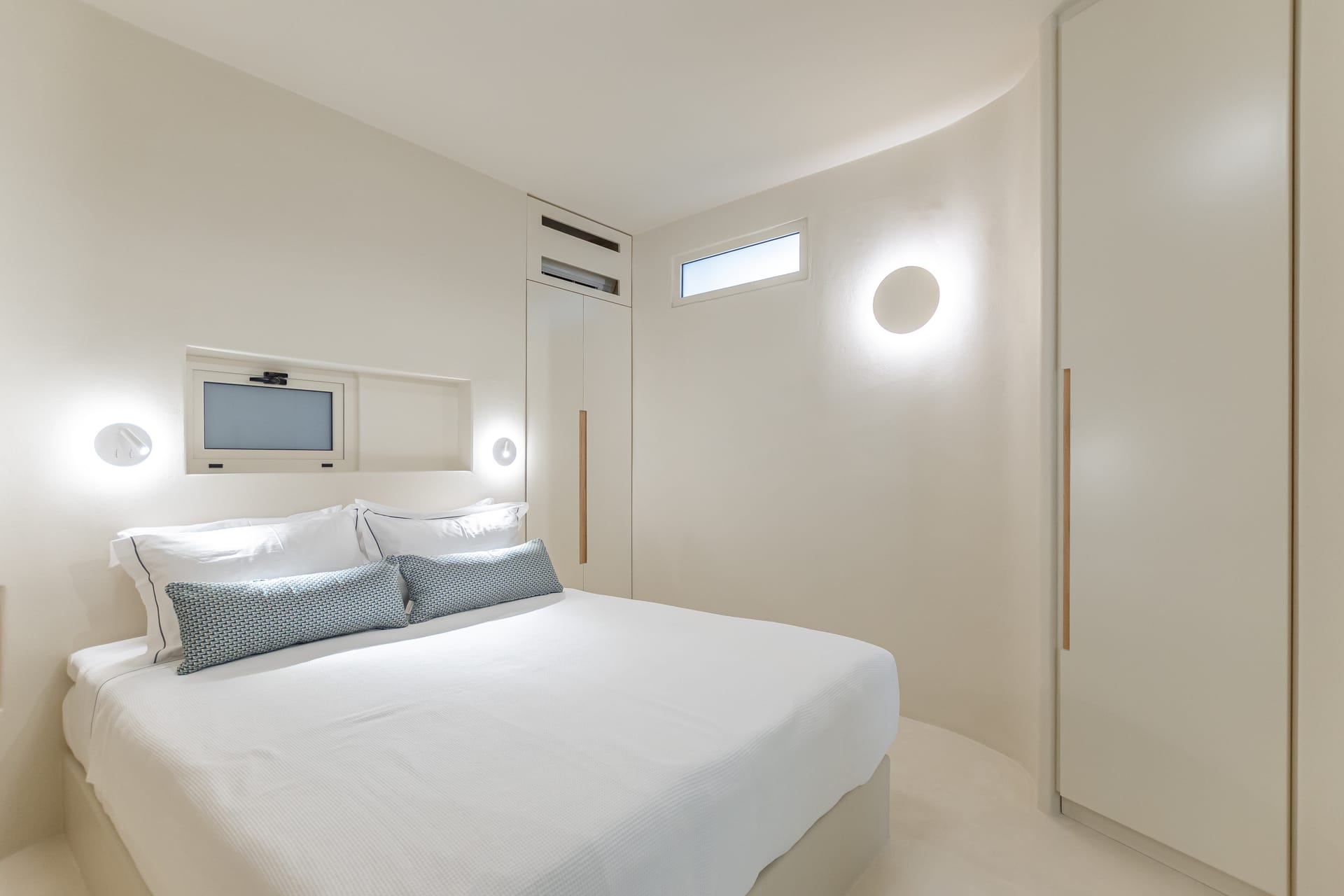 Deluxe Semi-Basement Apartment