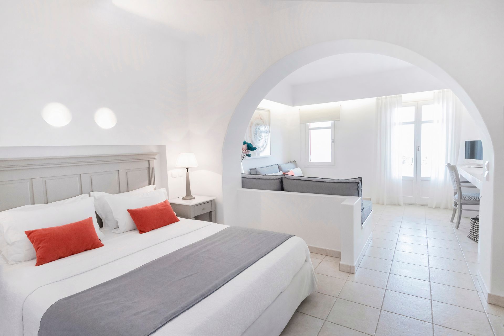 Suite front view garden with hot tub