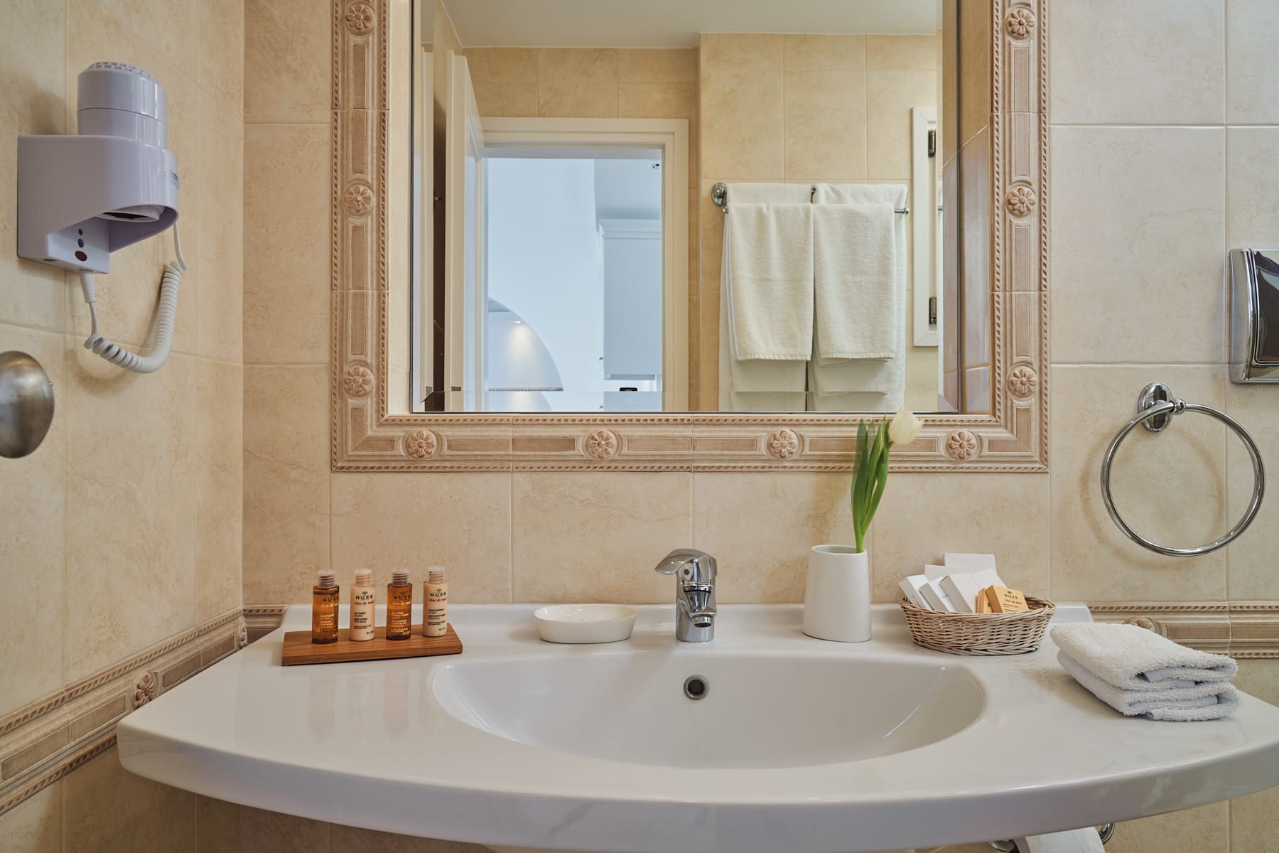 Grand Suite with Sea View and Hot Tub