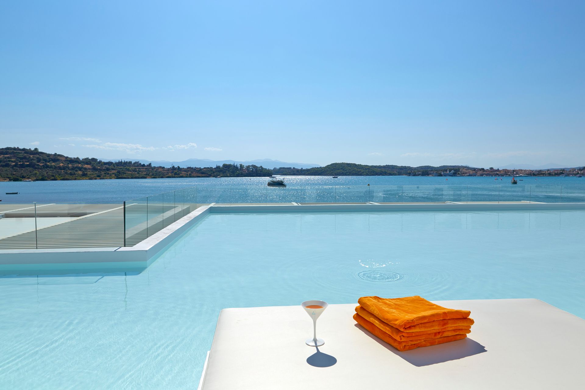 Luux Suite with Reflection Shared Pool & Sea View