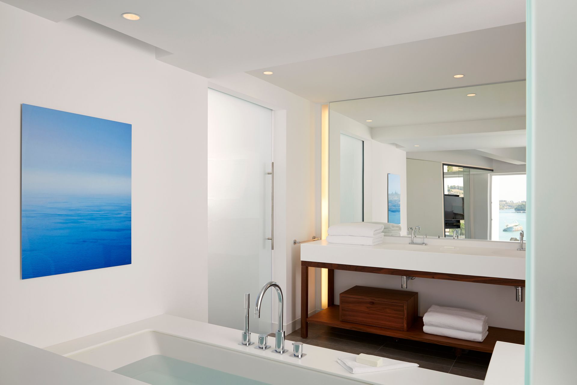 Luux Suite with Reflection Shared Pool & Sea View