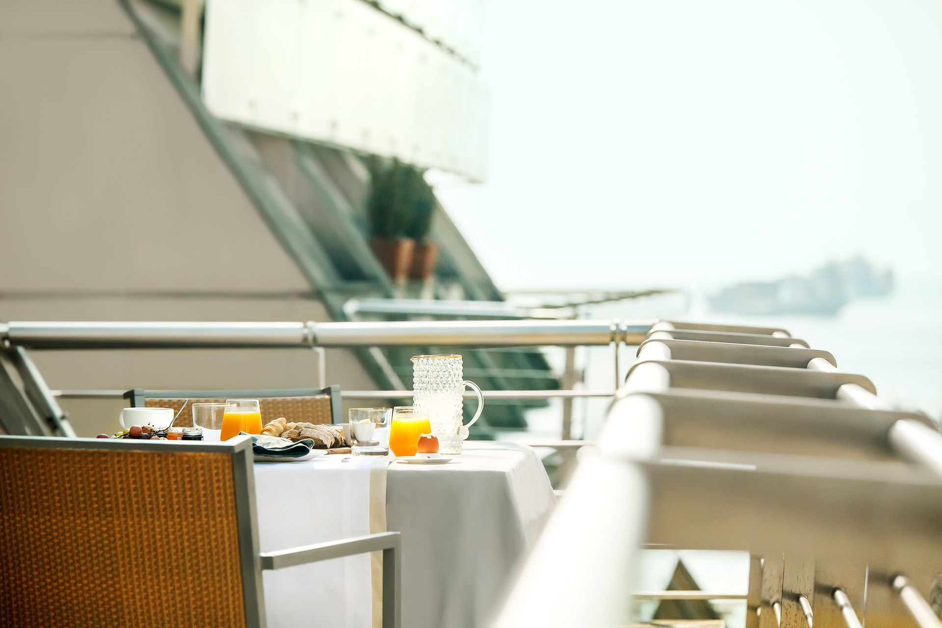 Junior Suite - Side Sea View [39-48 m²]