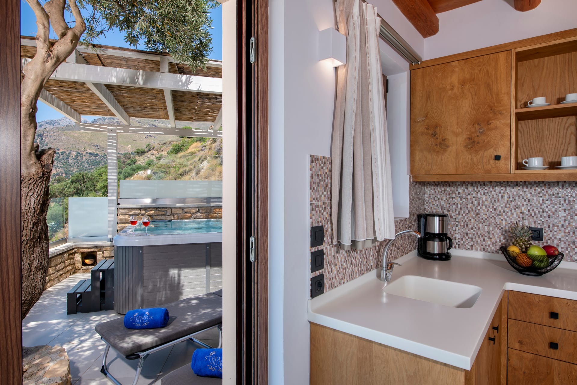 Cretan House with Panoramic View &amp; Jetted Tub