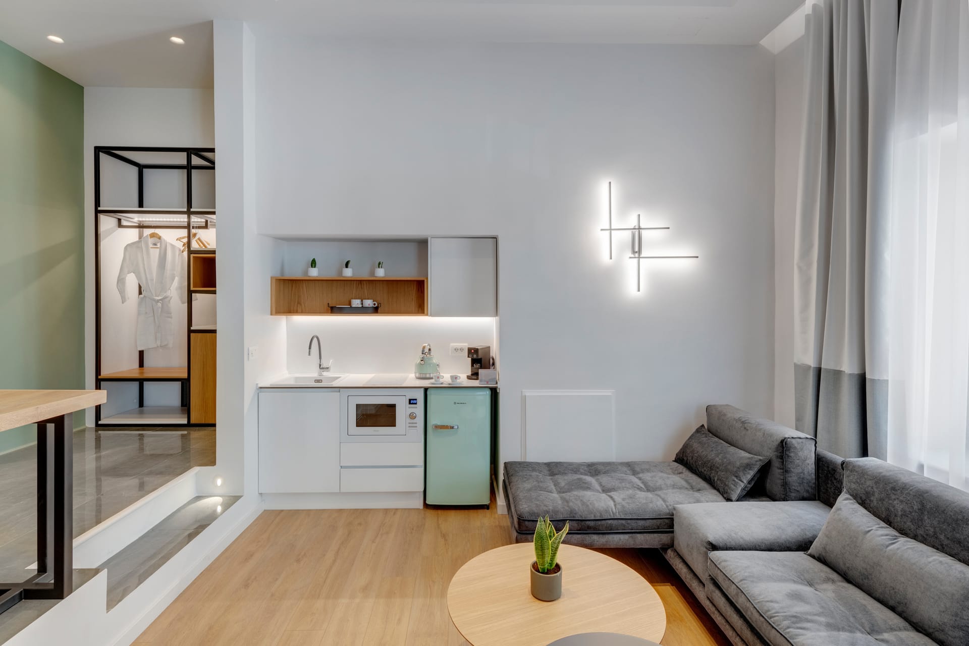 1826 Superior Apartment