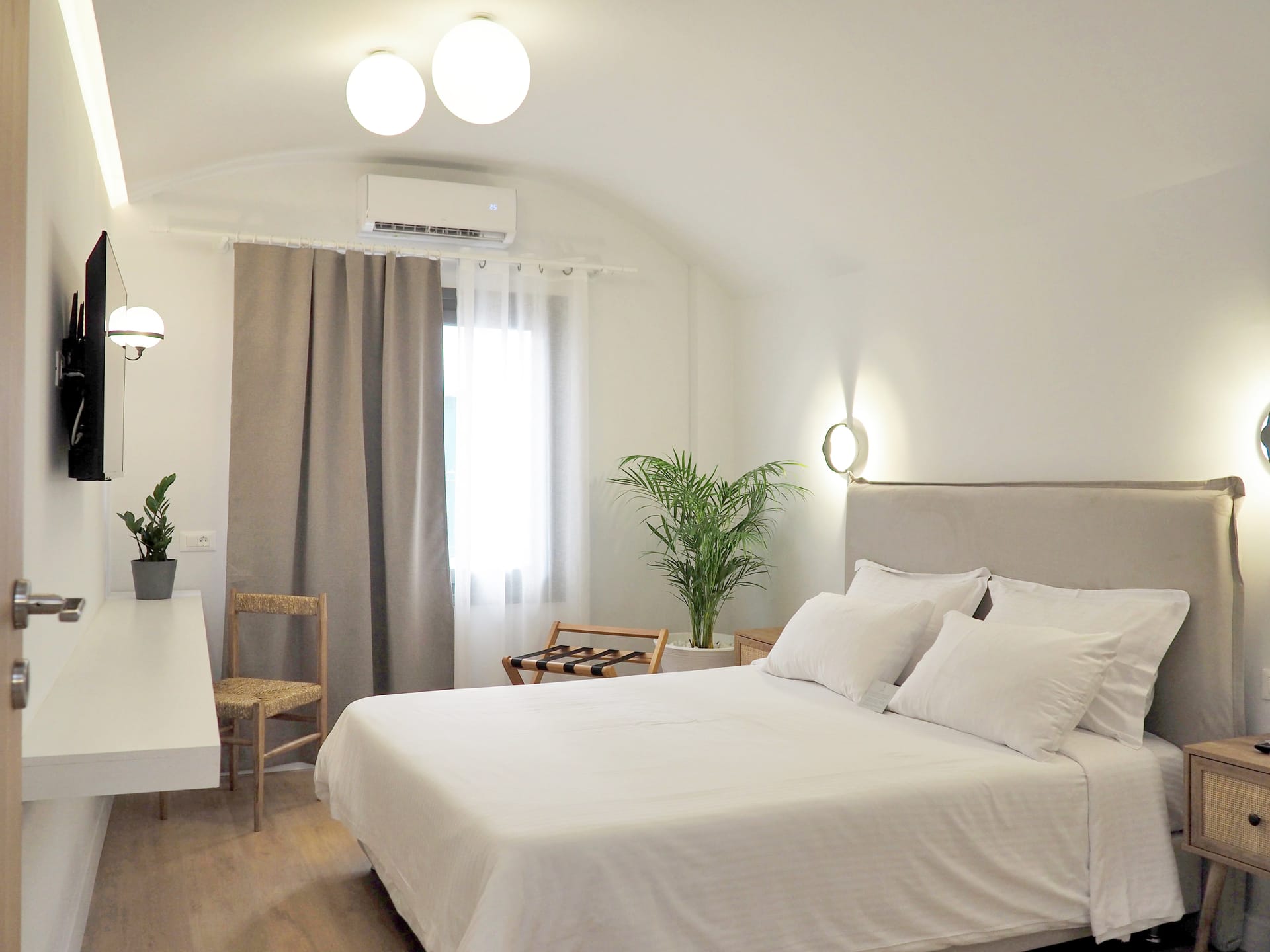 1864 Superior Triple Apartment