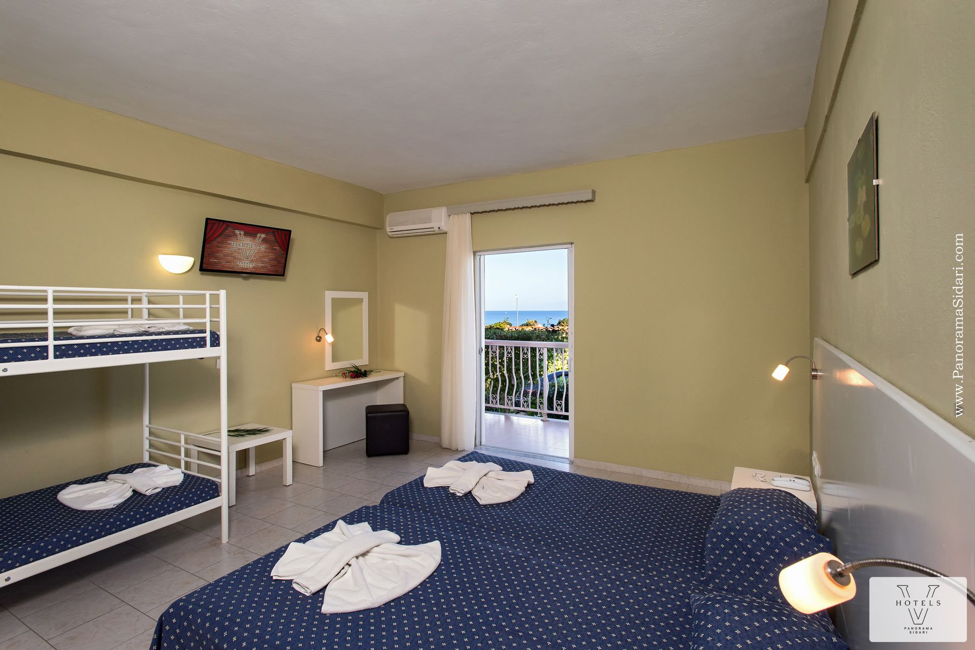 Family room (2 adults & 2 children)