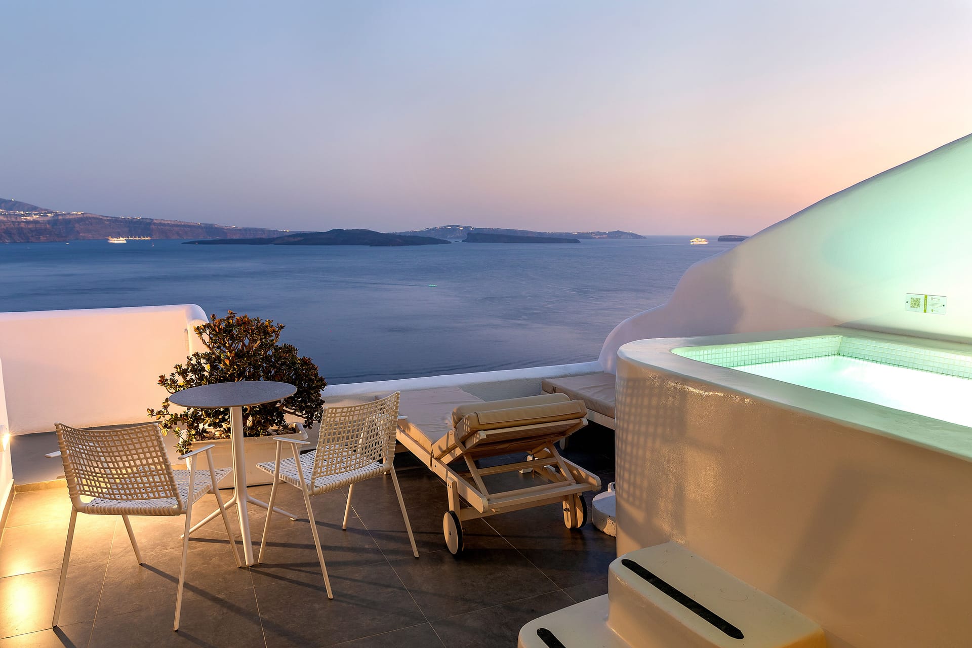 Absolute Suite with Private Hot Tub &amp; Caldera View
