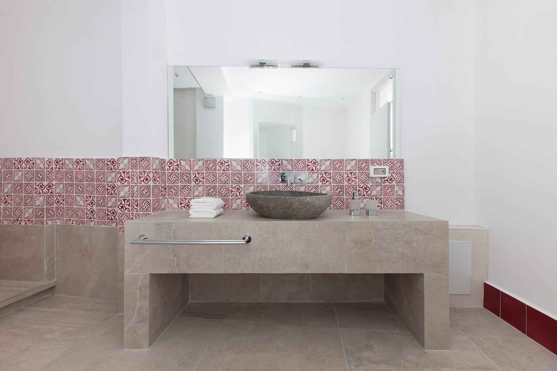 Honeymoon Suite with Private Outdoor Hot Tub and Caldera View