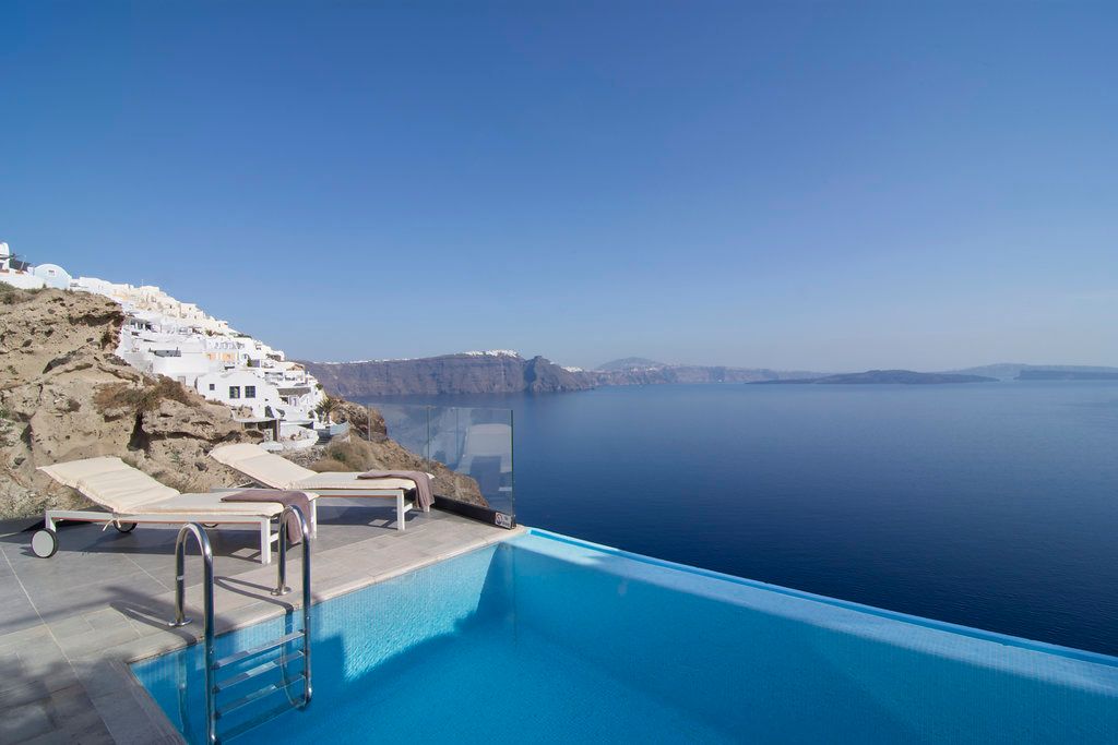 Honeymoon Suite with Outdoor Heated Pool and caldera view