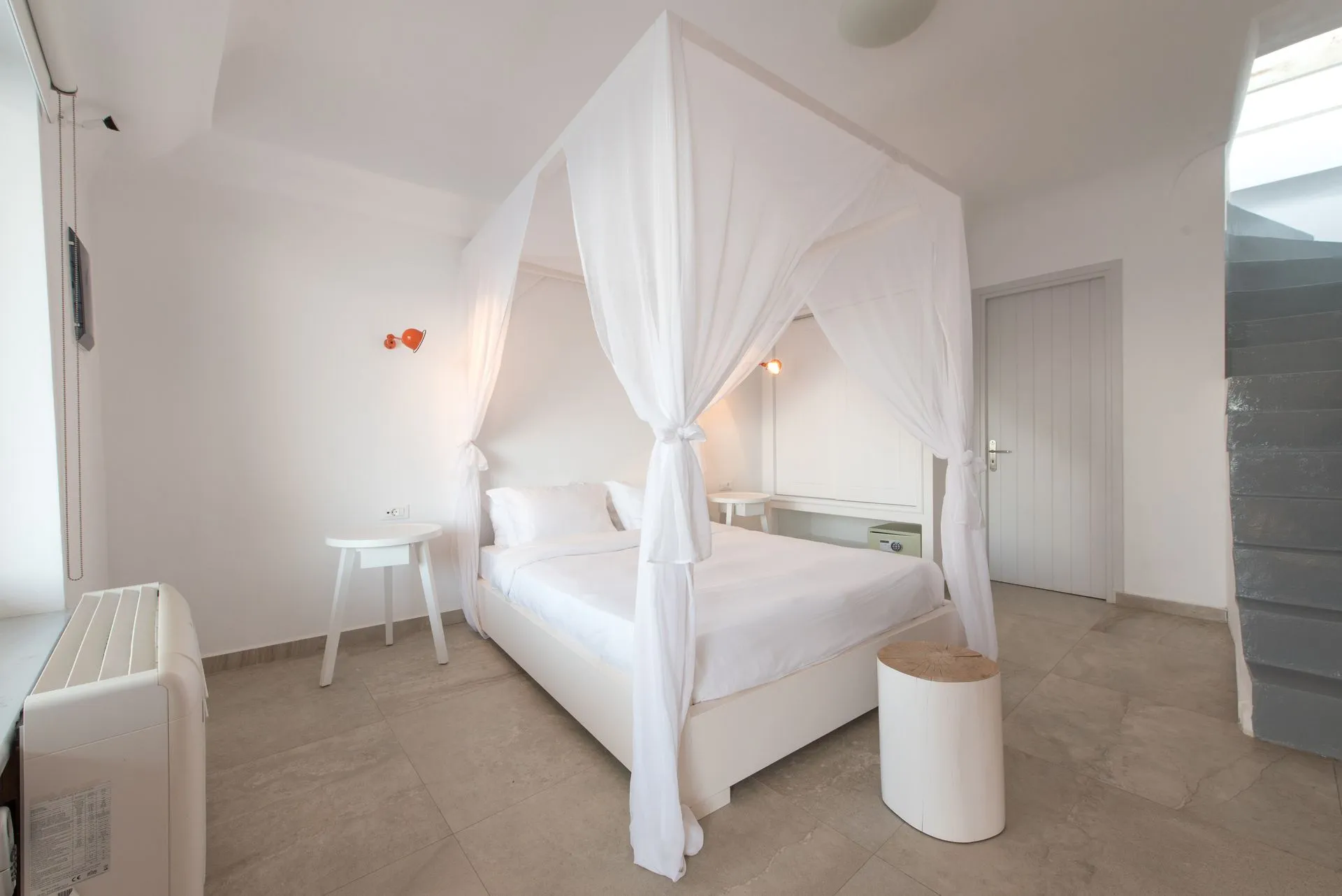 Honeymoon Suite with Outdoor Heated Pool and caldera view
