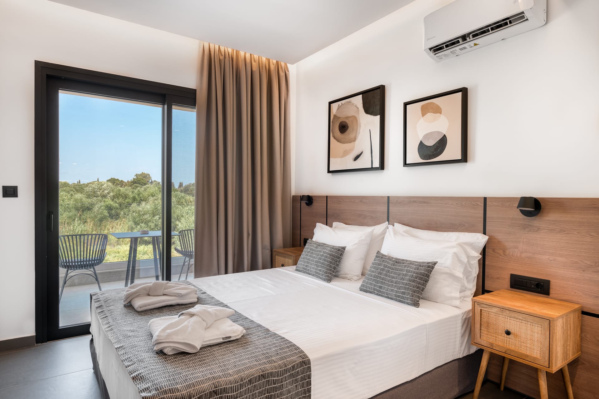 1 Bedroom Suite with Outdoor Hot Τub