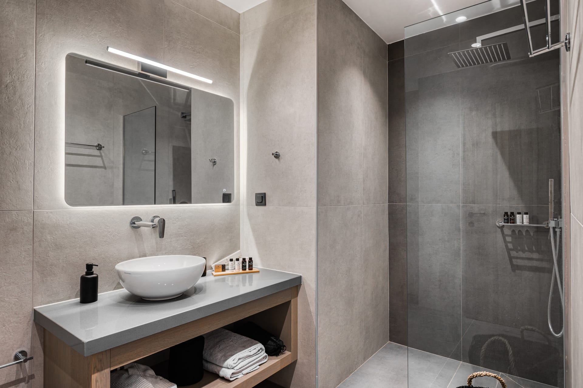 1 Bedroom Suite with Outdoor Hot Τub