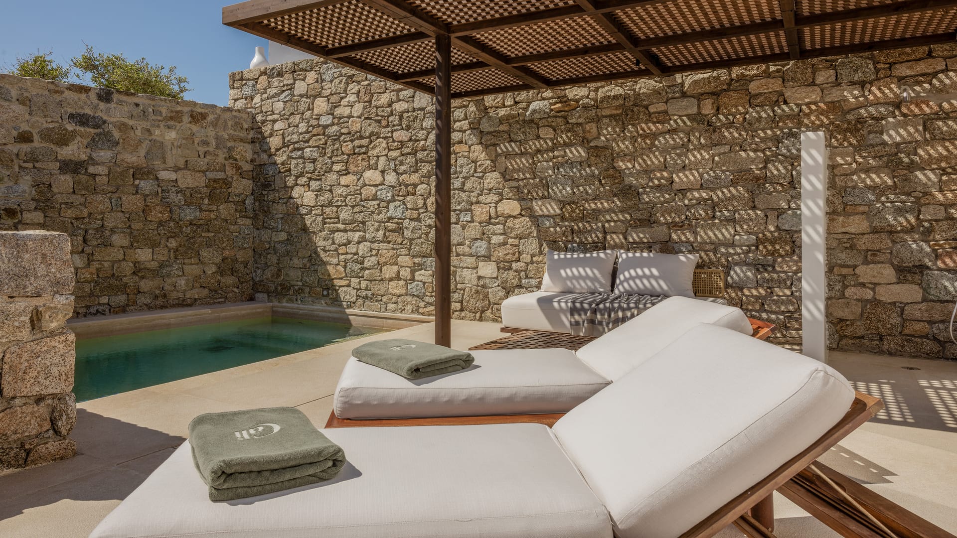Junior Pool Suite