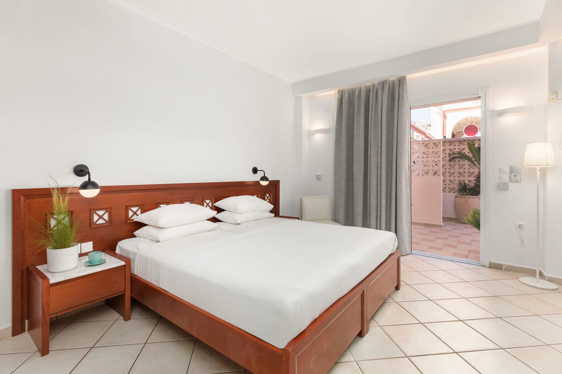 Ground Floor Poolside Apartment