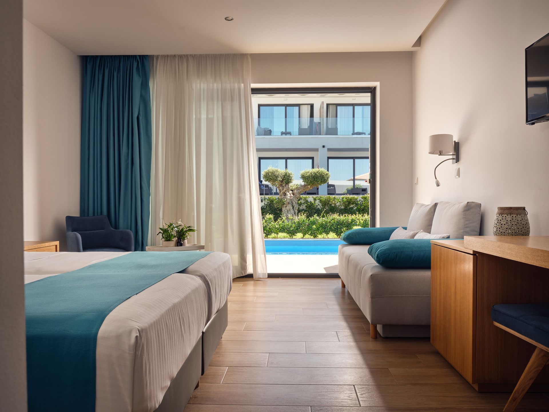 Junior Suite with Shared Pool