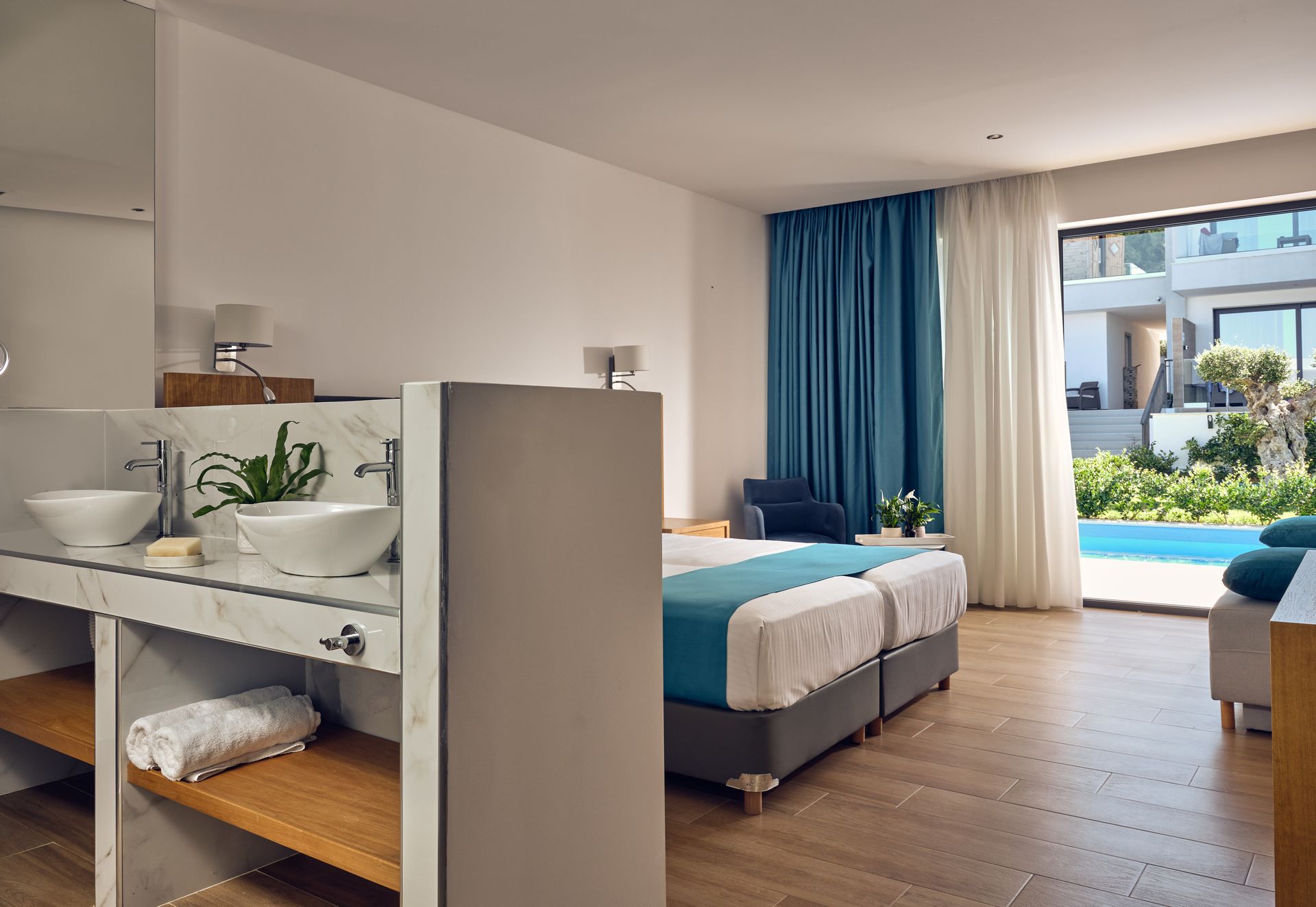 Junior Suite with Shared Pool