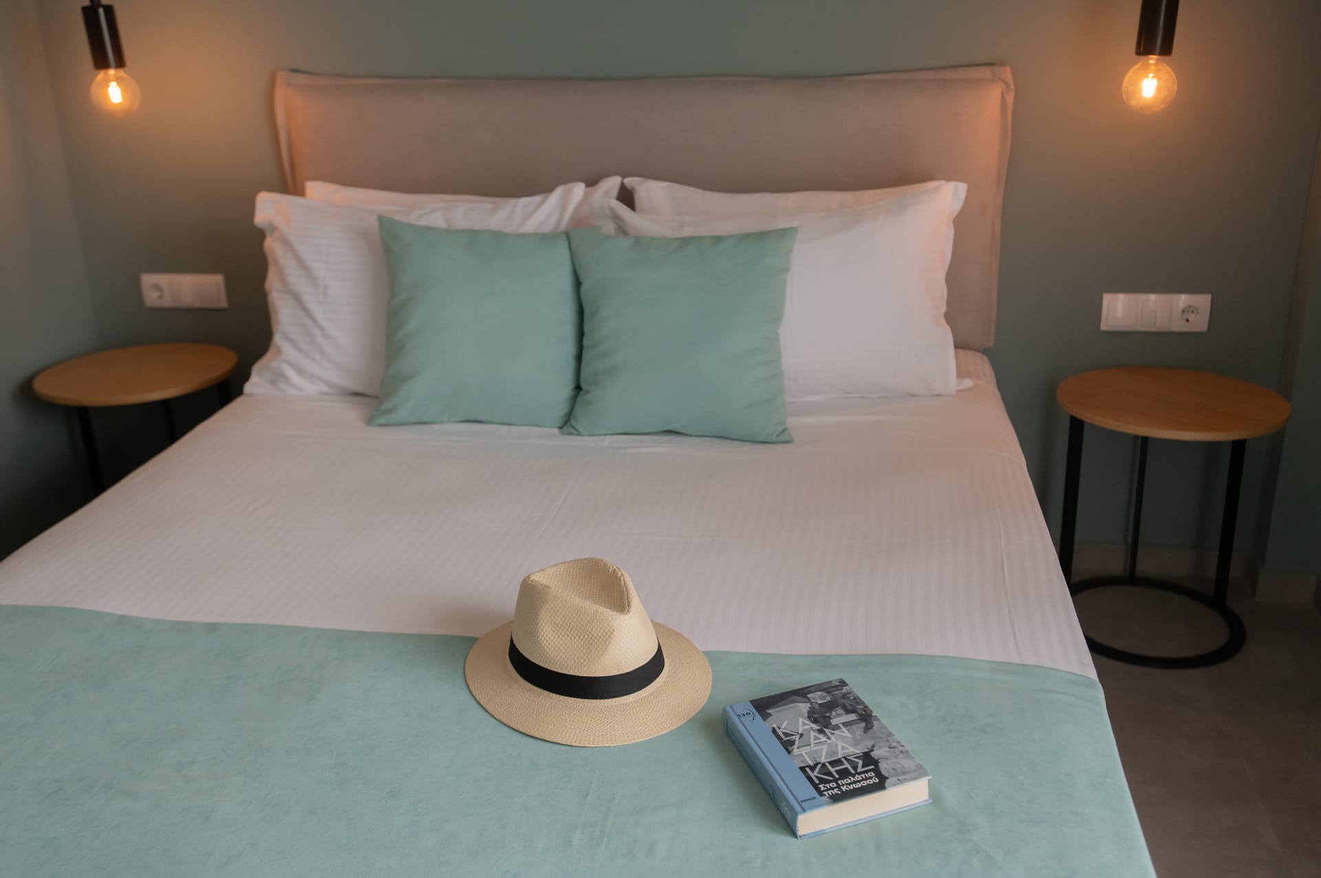 Superior Suite with pool view/Blue