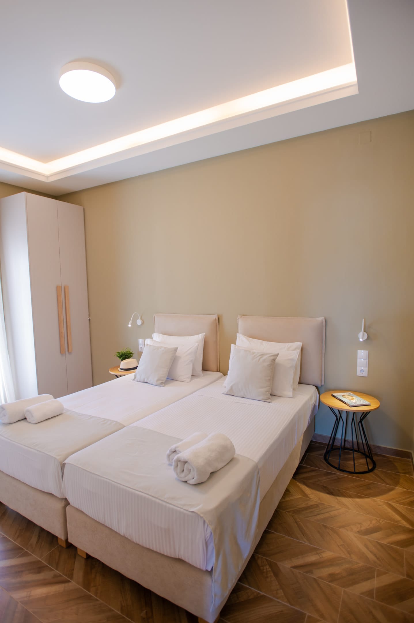 Executive 2 Bedroom Suite with pool view/Olive