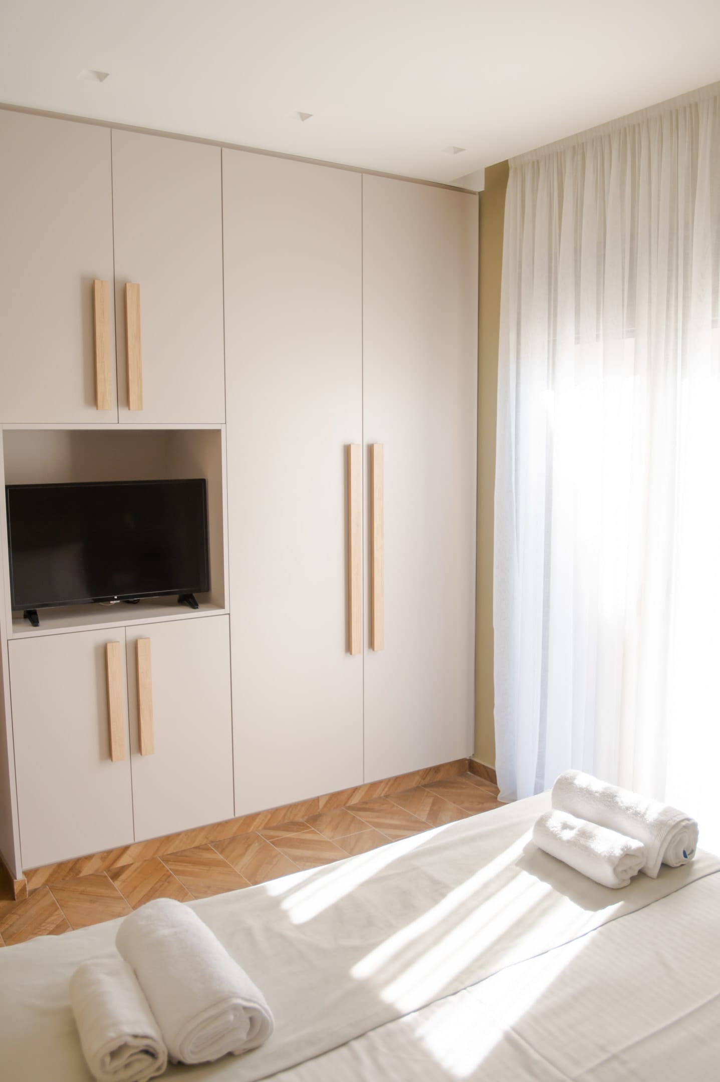 Executive 2 Bedroom Suite with pool view/Olive