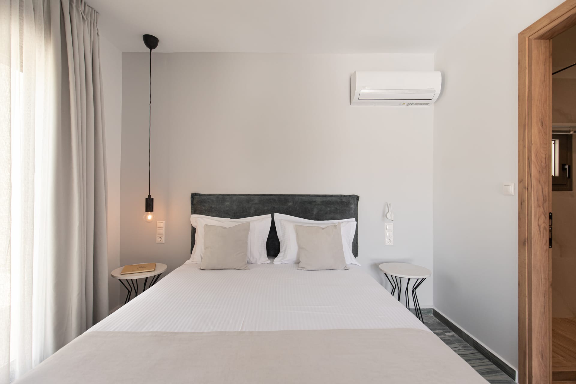 Junior Suite with Jetted Tub / Marble