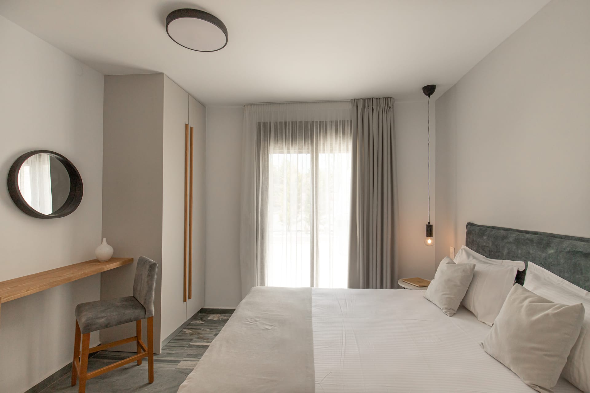 Junior Suite with jetted tub & pool view/Marbellus
