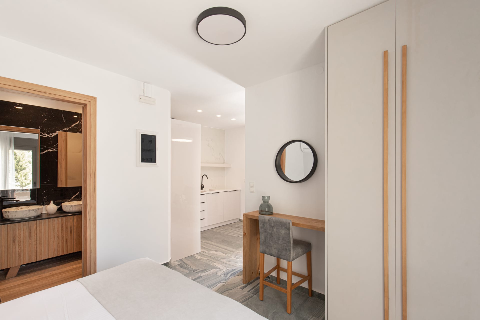Junior Suite with jetted tub & pool view/Marbellus