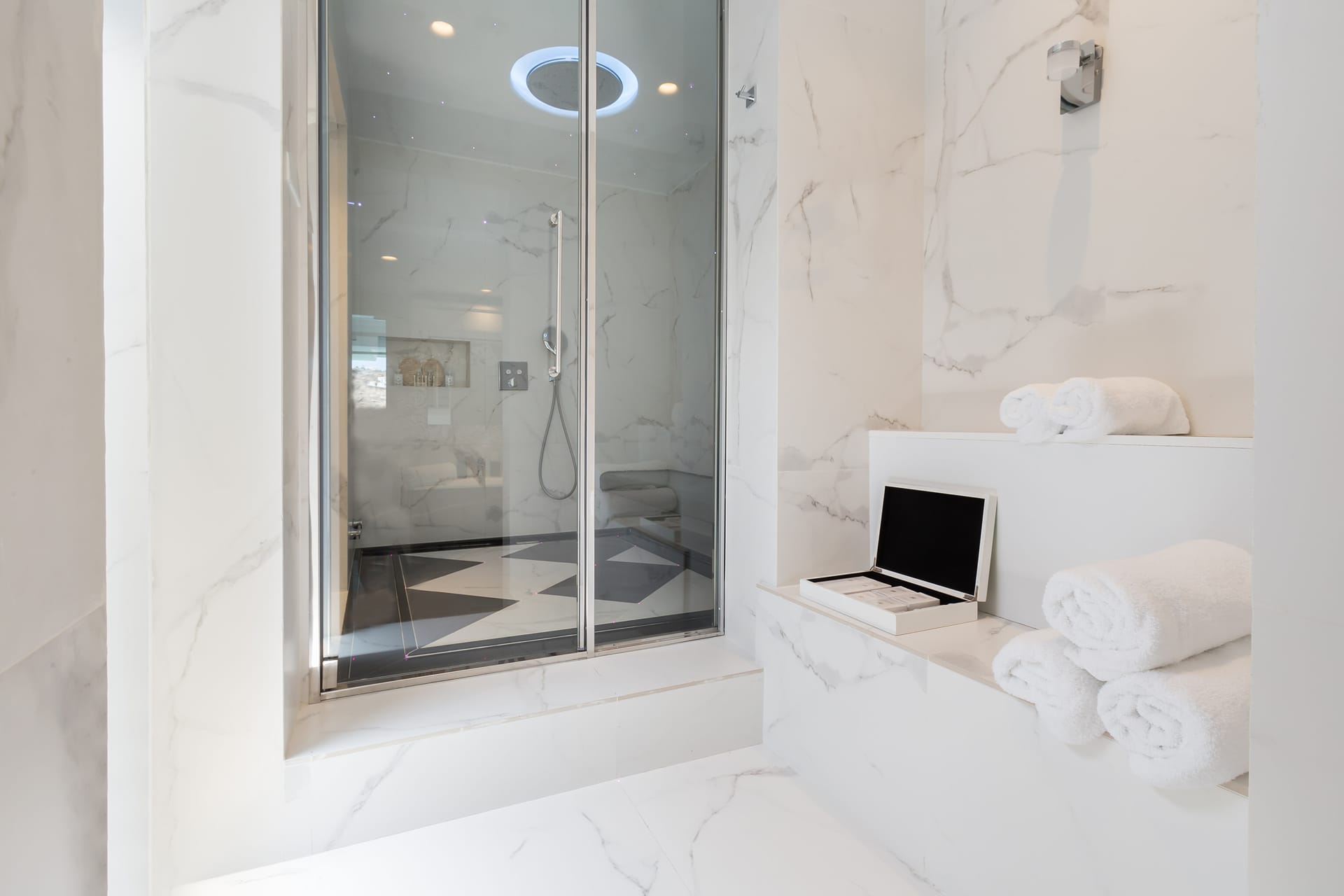 Signature Suite 130 Sea View with Private Glass Pool