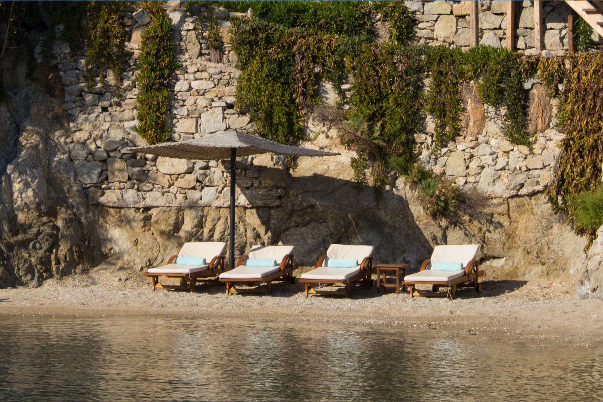 Noah’s Waterfront Villa with Private Pool and Private Beach