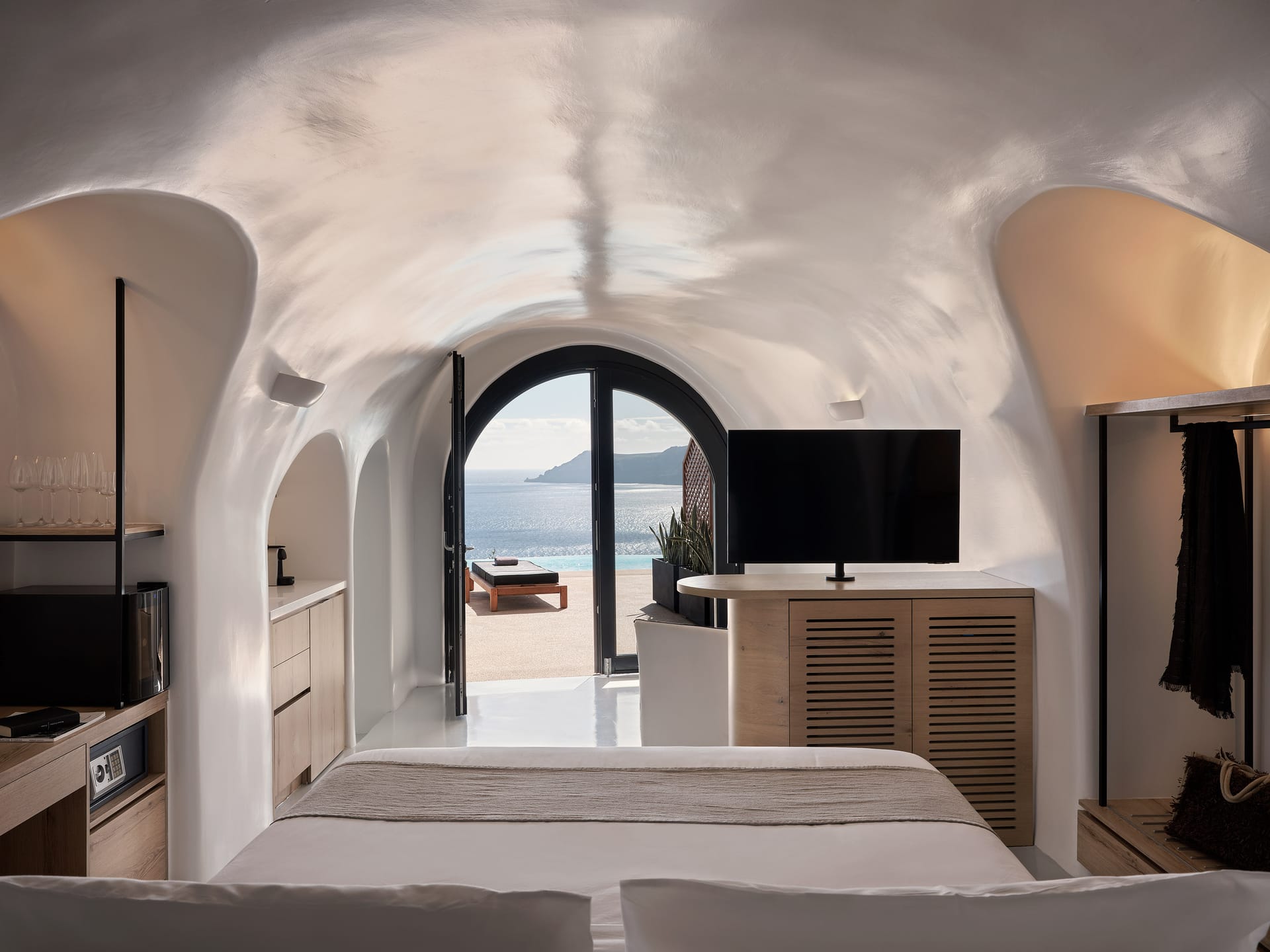 Private Suite with Hot Tub & Sharing Pool (2gsts)