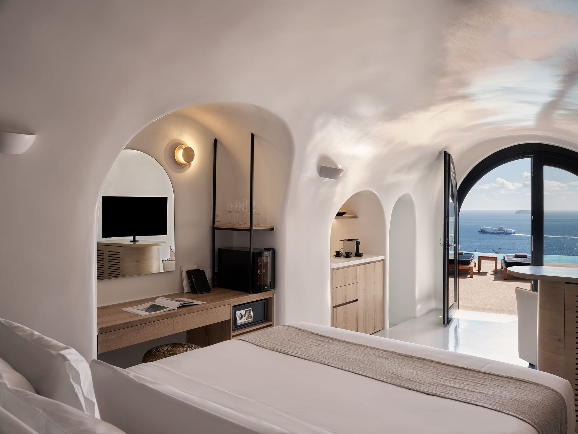 Private Suite with Hot Tub & Sharing Pool (2gsts)