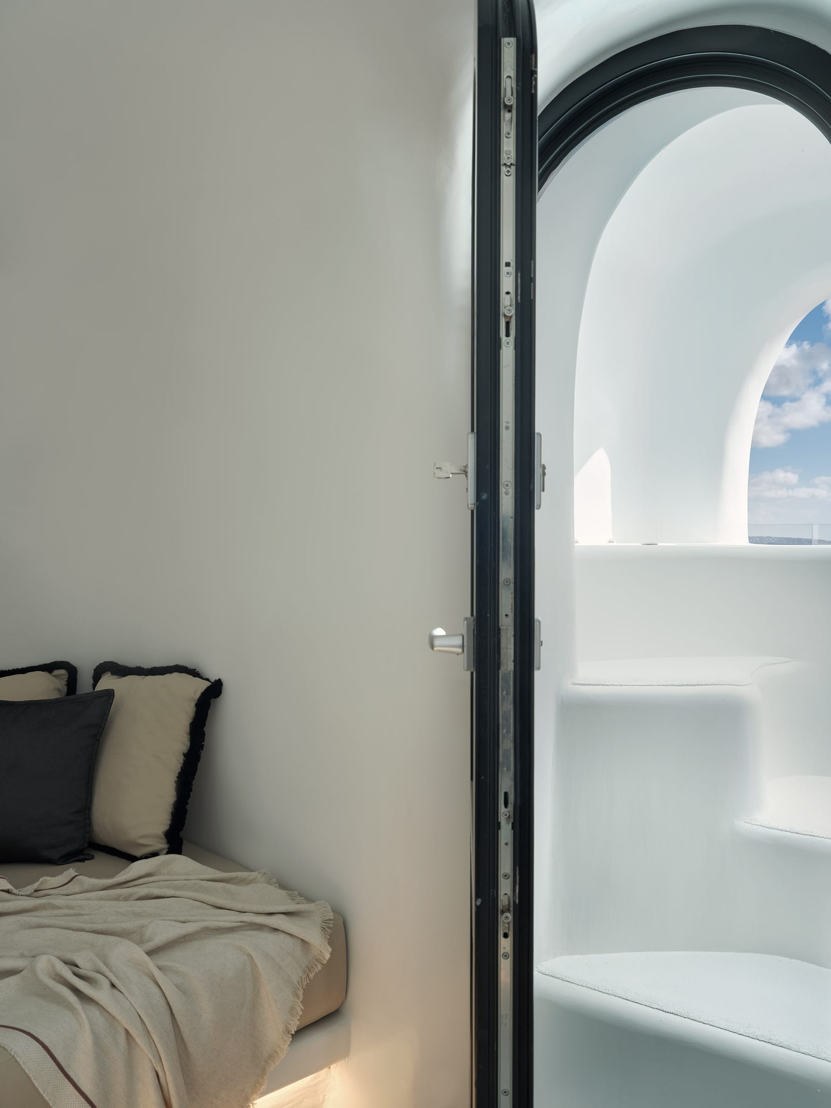 Private Suite with Hot Tub & Sharing Pool (2gsts)