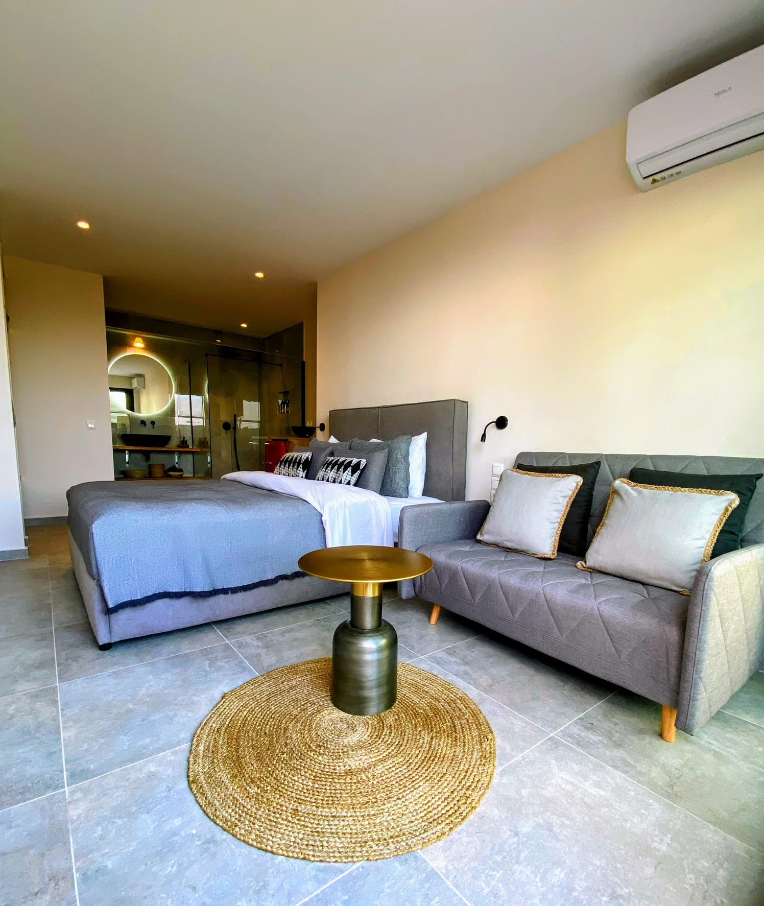 Luxury one bedroom suite with private jacuzzi