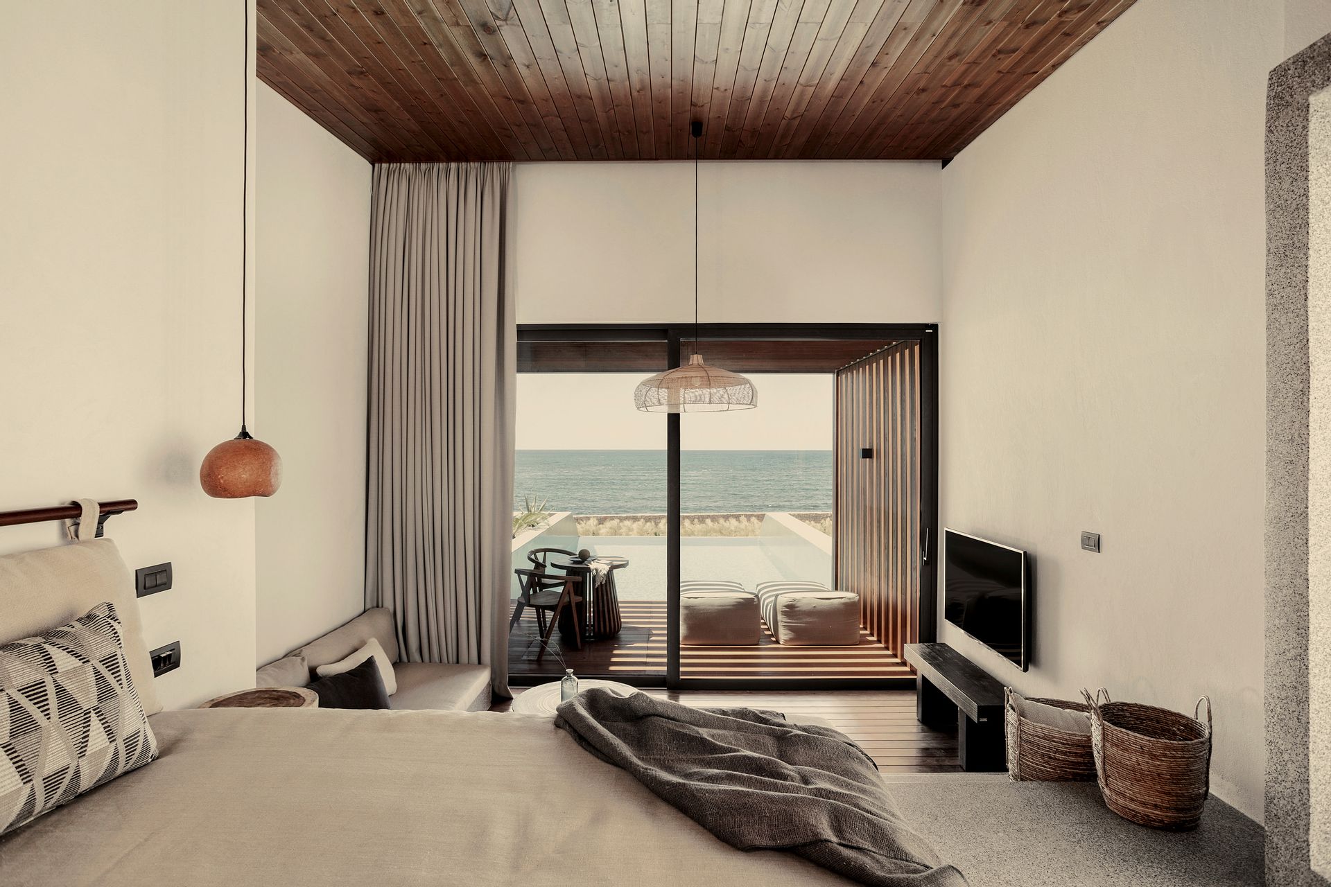 Signature Pool Suite - Outdoor Whirlpool Bath & Sea Front