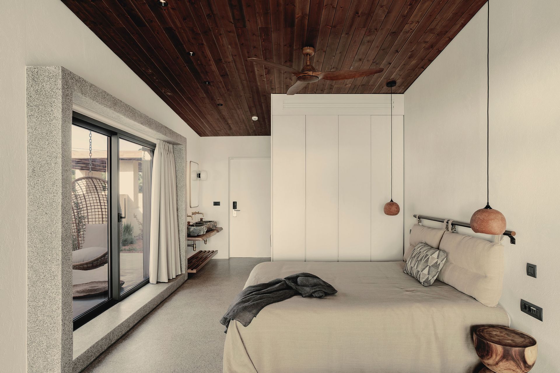 Signature Pool Suite - Outdoor Whirlpool Bath & Sea Front