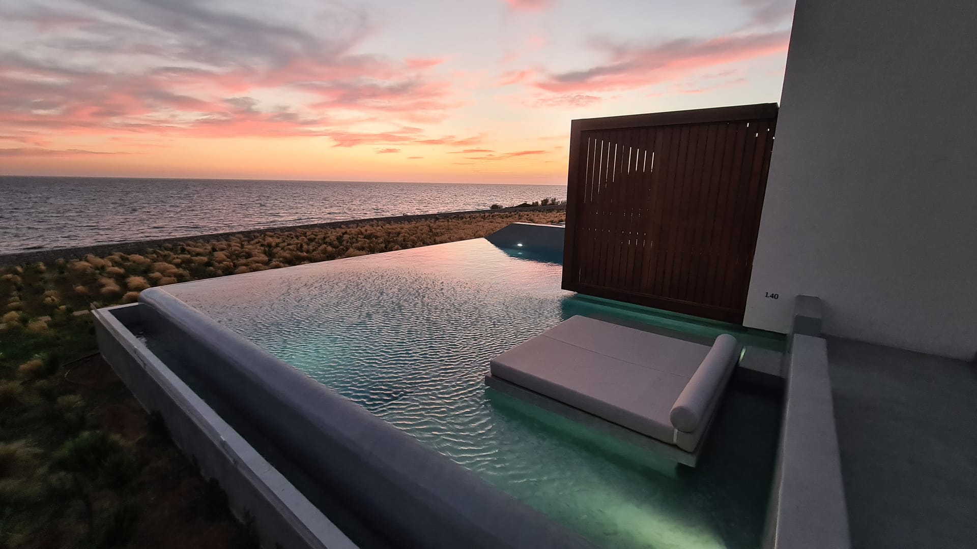 Grande Pool Suite Sea Front