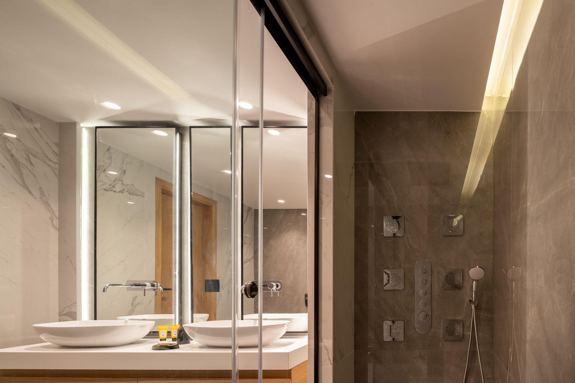 LUXURY SUITE SEA FRONT WITH PRIVATE POOL