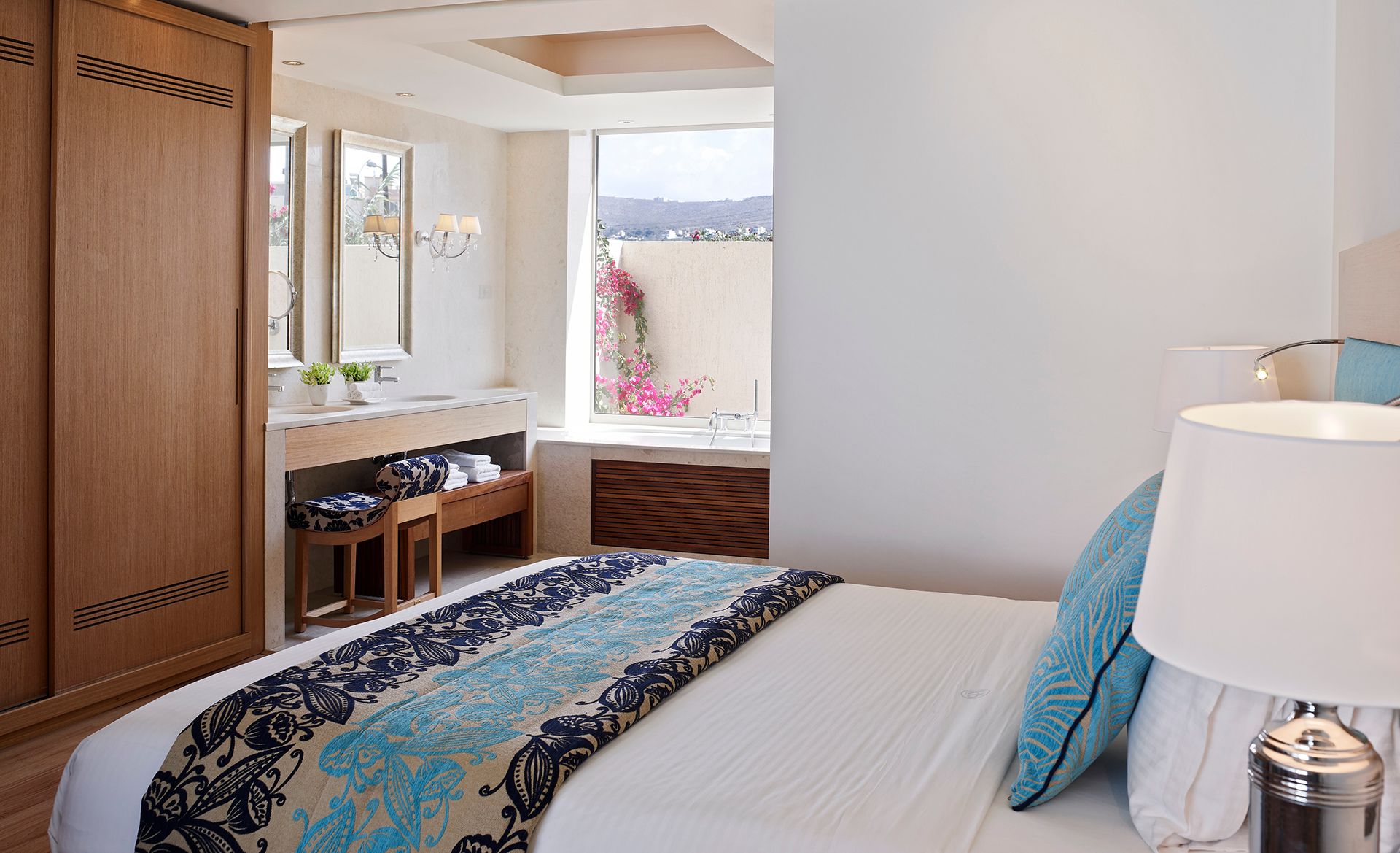 Suite Partial Sea View with Beach Cabana