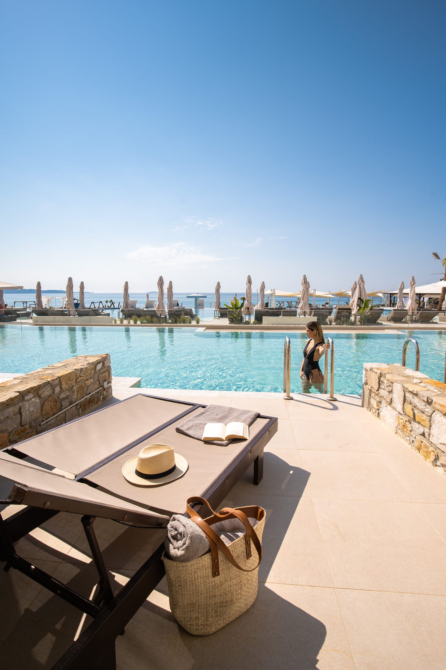 Swim up sharing pool